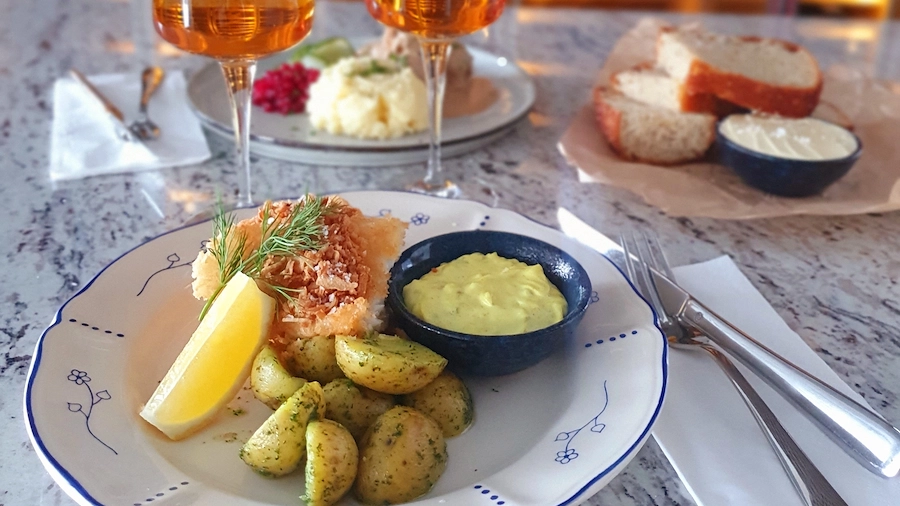 Dagens lunch med fisk och potatis, lunch på hotell i Bromma