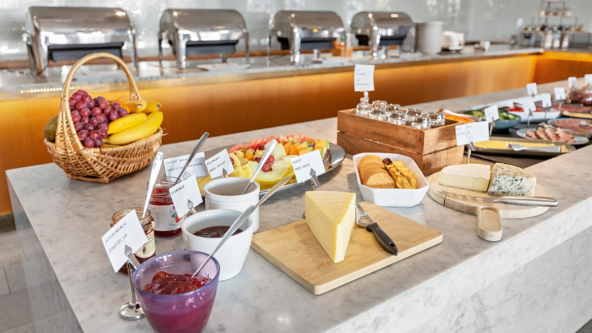 Frukostbuffé på hotell i Bromma - med en mängd tillbehör. 