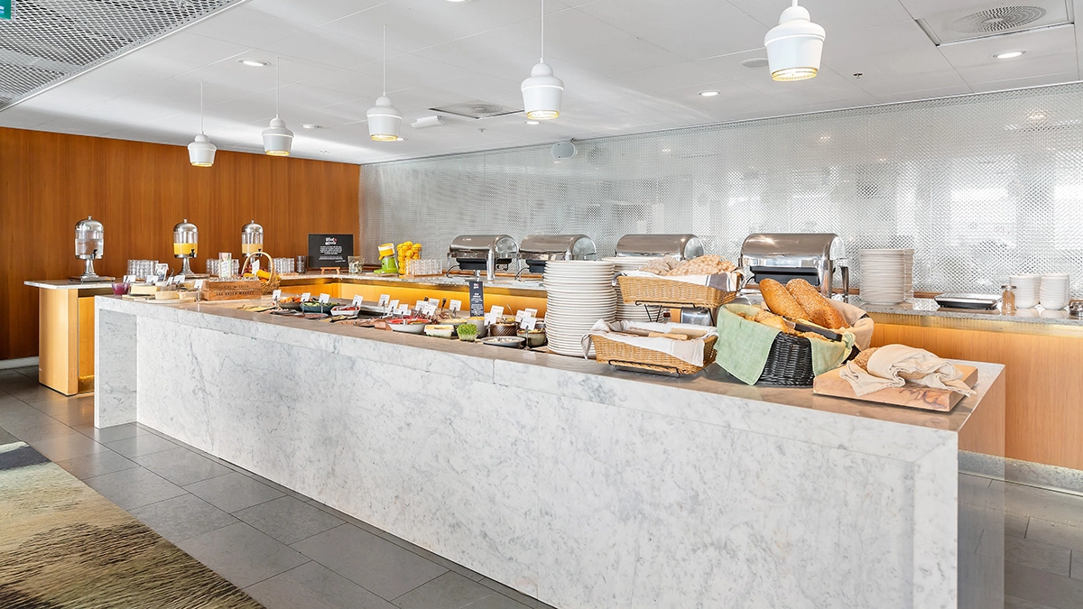 Frukostbuffé med nybakat bröd och fräscha tillbehör på hotell i Bromma