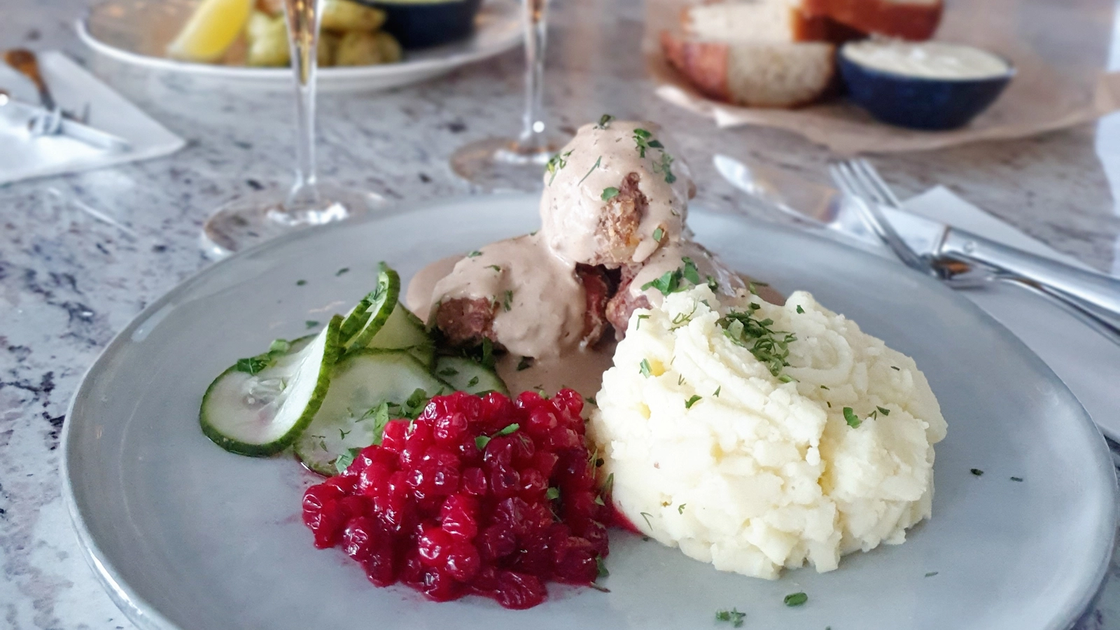 Lunch med potatismos och köttbullar på Bistro 46 i Bromma