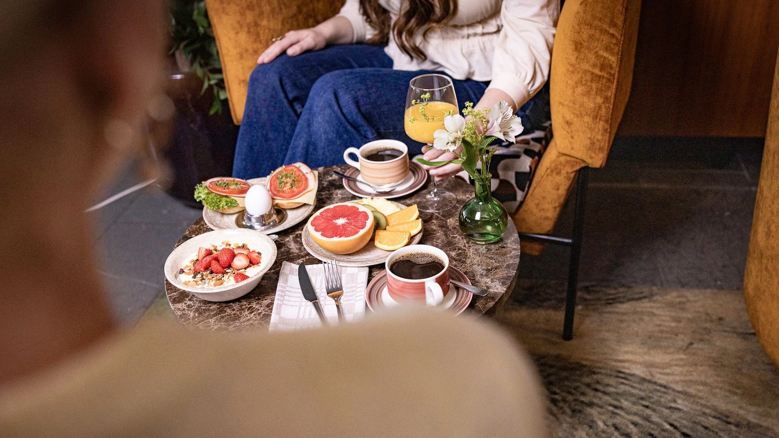 Hotellfrukost med bröd, pålägg och färsk frukt i Bromma