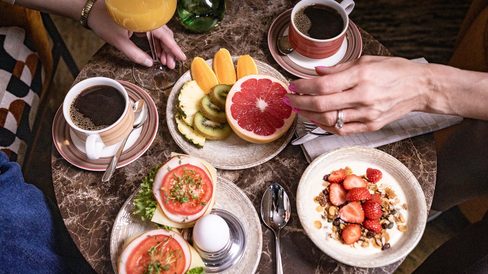 Hotellfrukost med färska råvaror och bröd i Bromma